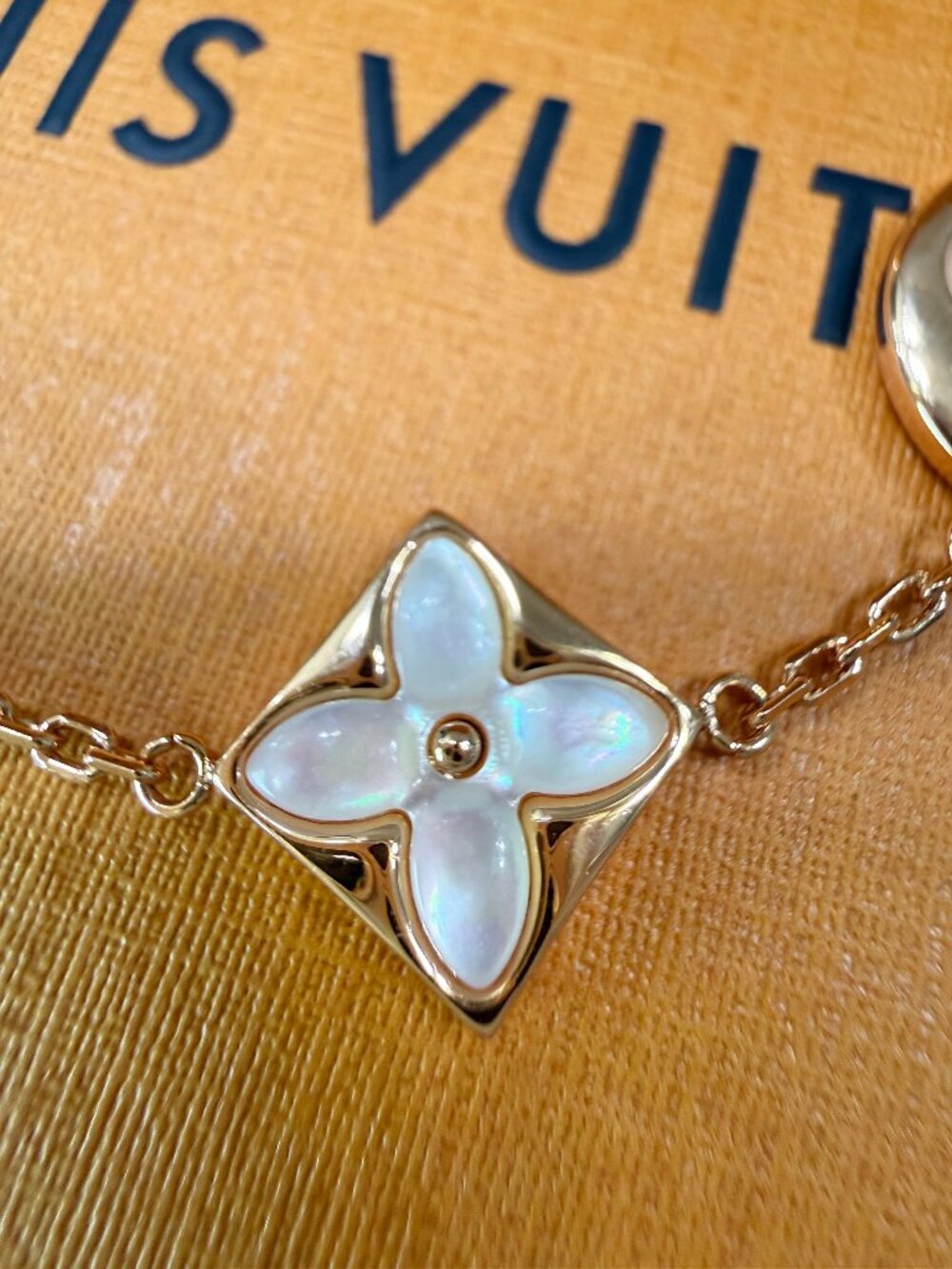 Louis Vuitton Color Blossom Bracelet, Pink Gold Tone, White Mother-of-Pearl - Picture 9 of 10